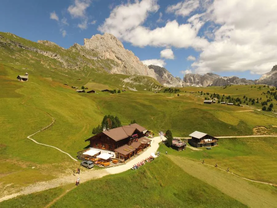 Die Fermeda Hütte aus der Luft, mit Wegen über die Sommeralm
