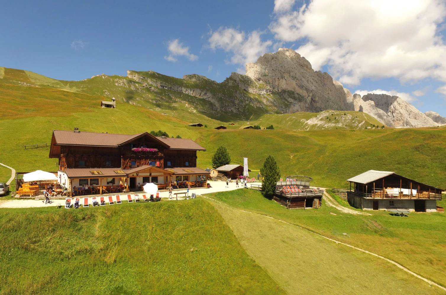 Die Fermeda Hütte im Sommer unter den Felsen der Geislergruppe
