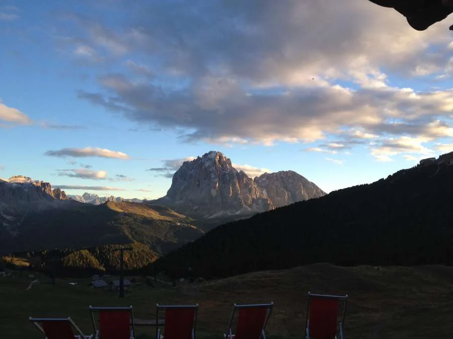 Die Fermeda Hütte im Winter, eingeschneit vor dem Bergkamm