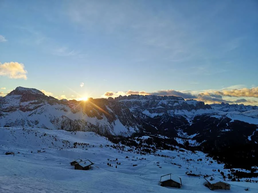 Die Sonne über dem Bergkamm im Morgenlicht