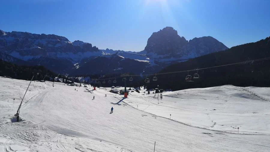 Skipiste mit Blick auf den Langkofel