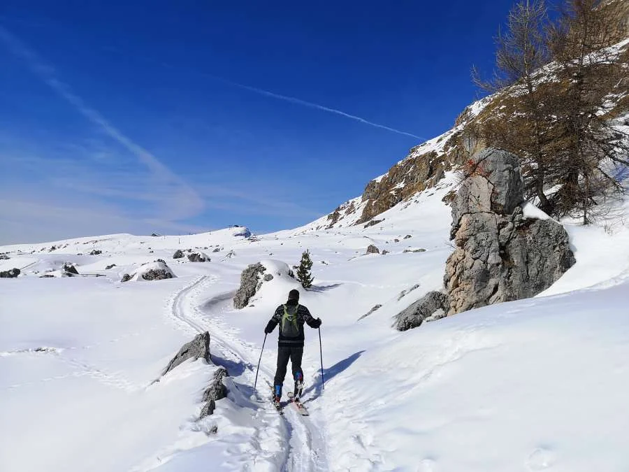 Skitourengeher im Tiefschnee