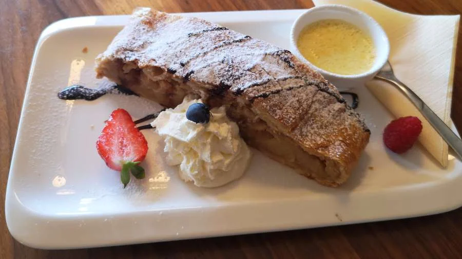 Strudel mit Vanillesauce, Sahne und Beeren