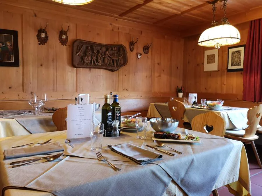 Holzstube mit gedeckten Tischen