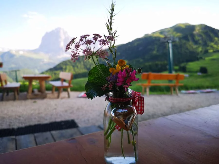 Blumenstrauß auf dem Terrassentisch vor den Bergen