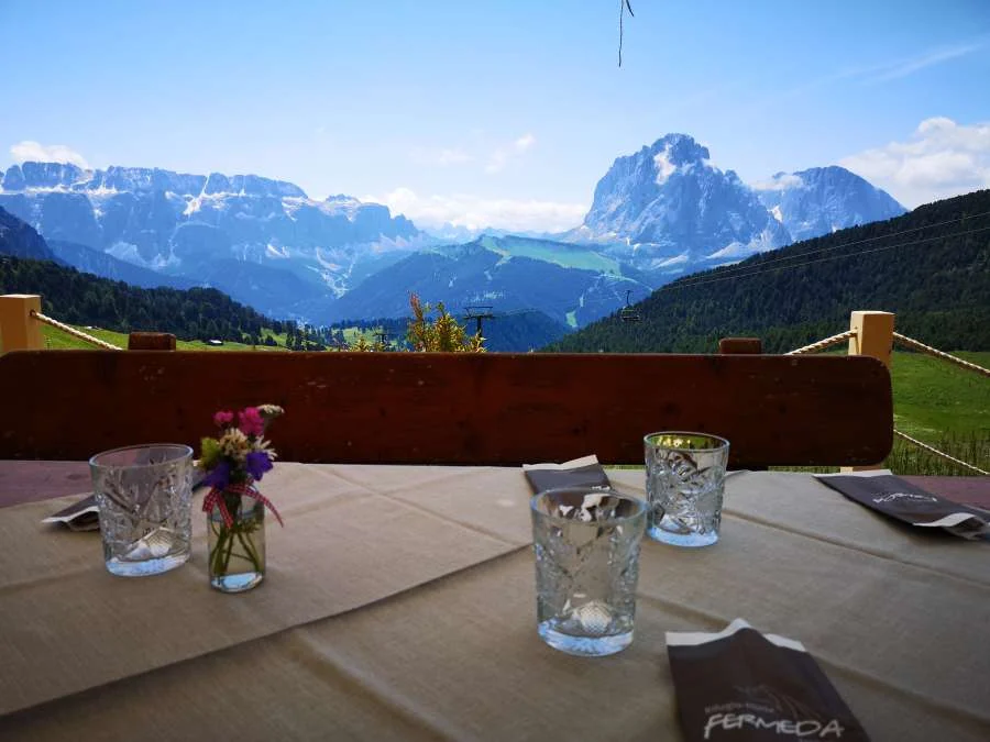 Gedeckter Tisch auf der Terrasse mit Blick auf Langkofel und Sella