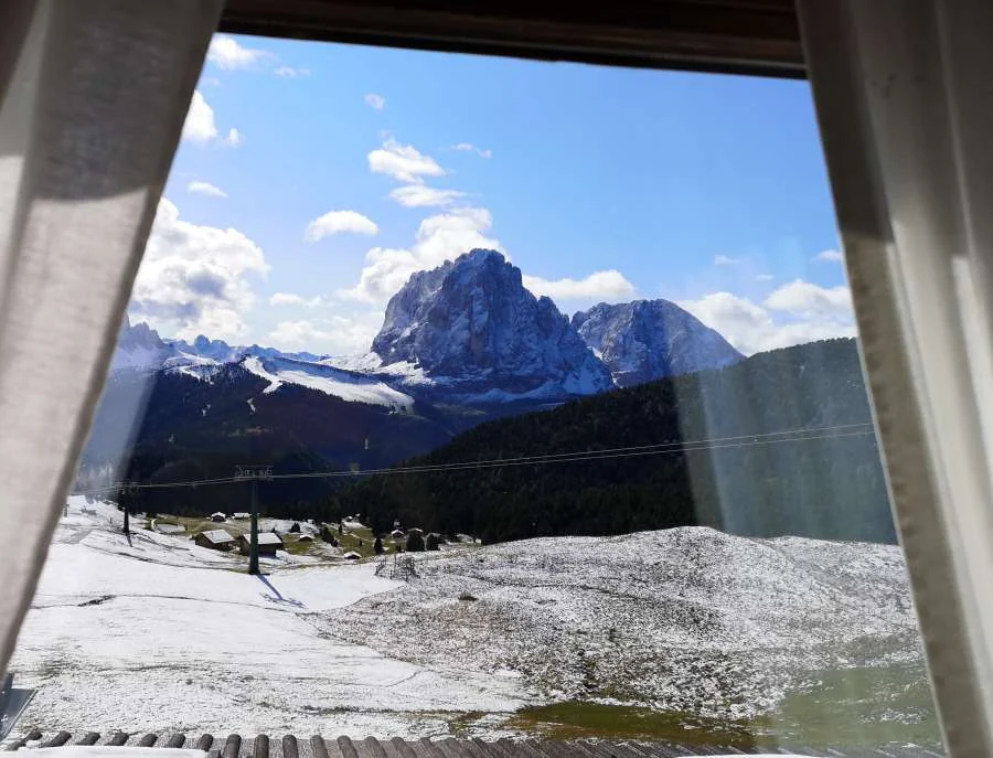 Blick aus dem Zimmerfenster auf den Langkofel