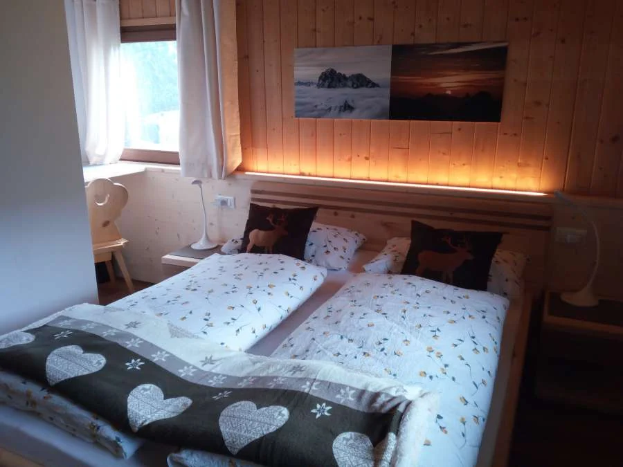 Gemütliches Zimmer mit beleuchteten Wandbildern